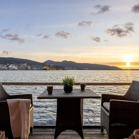 Heimby Homes - Balcony Above The Sea Leilighet