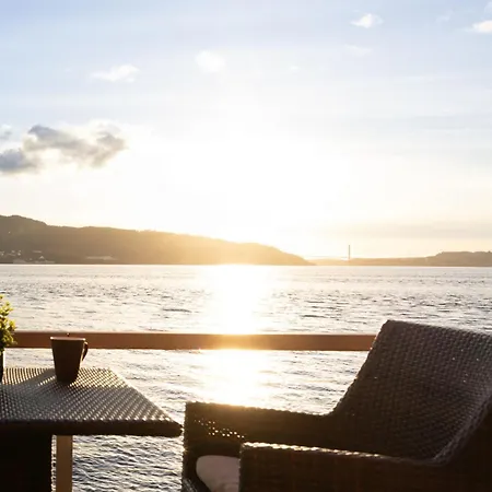Leilighet Heimby Homes - Balcony Above The Sea