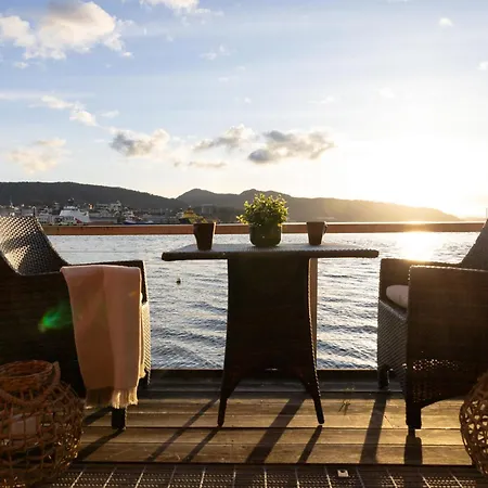 Heimby Homes - Balcony Above The Sea 베르겐